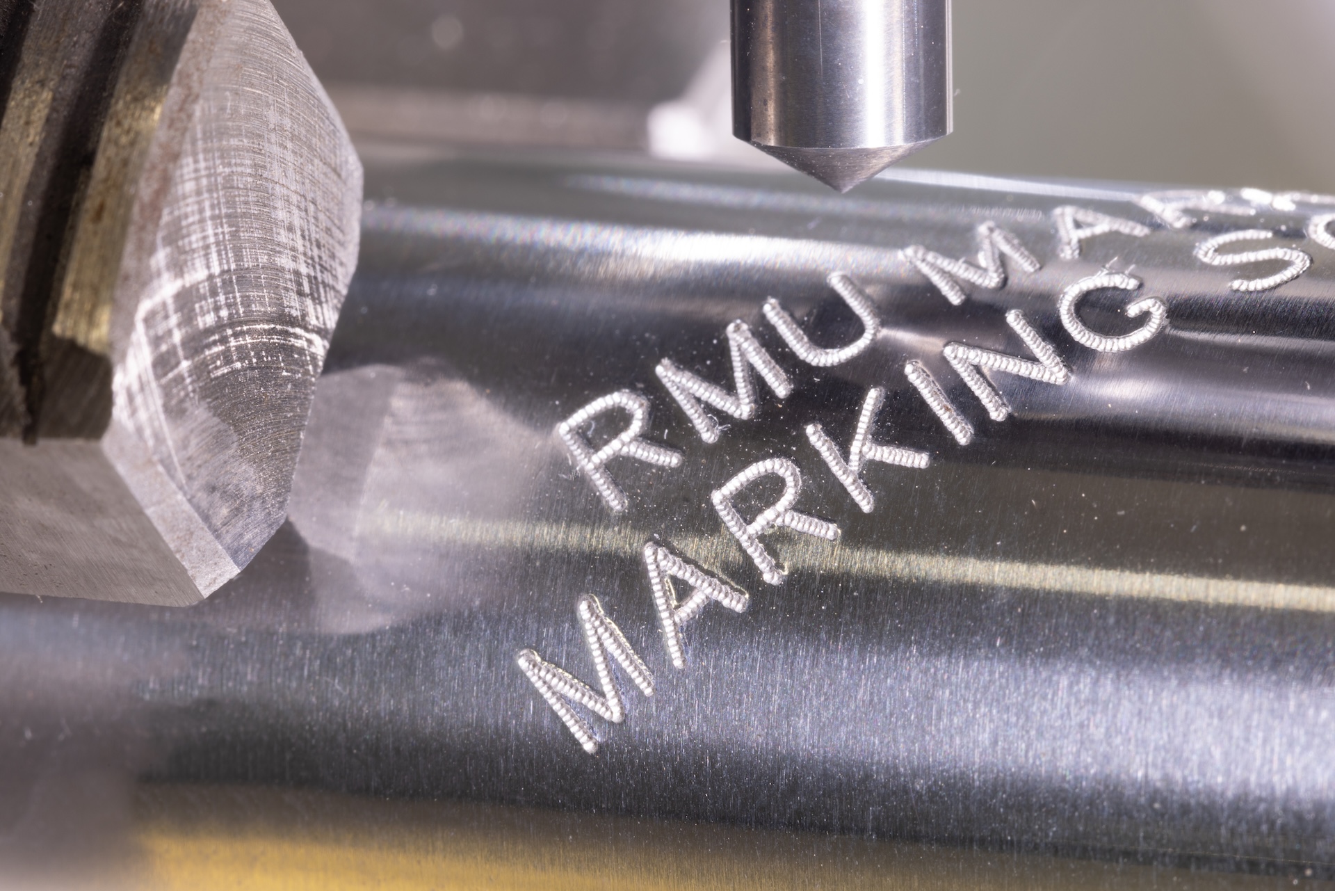 Marcatura laser su superfici curve e irregolari Marcatura a graffio di RMU. Tecnologia a graffio: incisioni silenziose e dal finish raffinato
