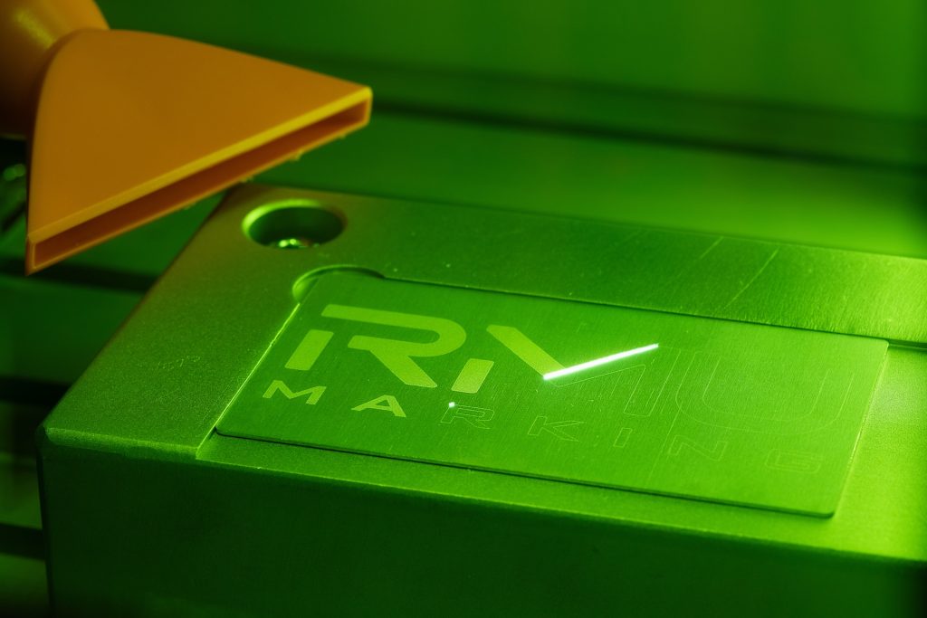 Iscrizione RMU su prodotto marcatura laser profonda marcatura industriale laser incisione laser Applicazioni delle Macchine Laser Fibra RMU​