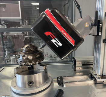Laser F2 in opera a 45 gradi. Marcatura portatile non è sinonimo di marcatura leggera con i sistemi RMU MARKING